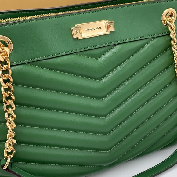 MICHAEL KORS
Whitney Medium Chain Shoulder Quilted Tote Bag Fern Green color - Picture 5 of 15